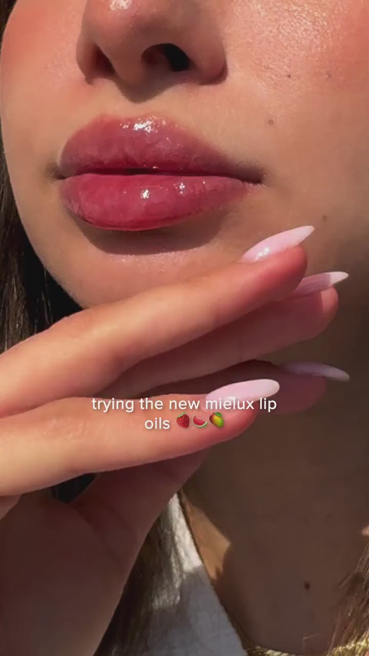 Applying Mielux Lip Oil